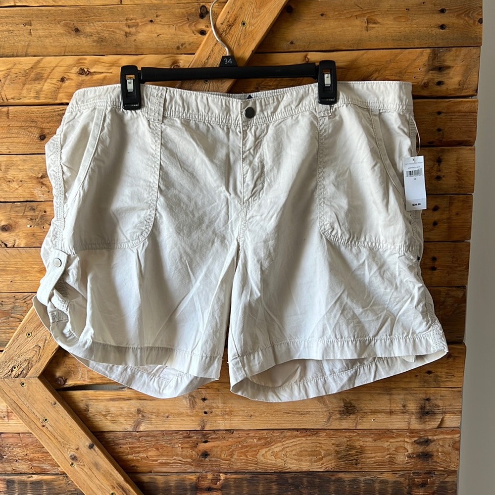 NWT GAP cream colored shorts